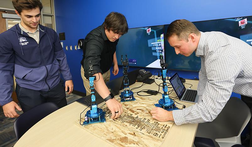 梅西大学的学生展示机器人设备